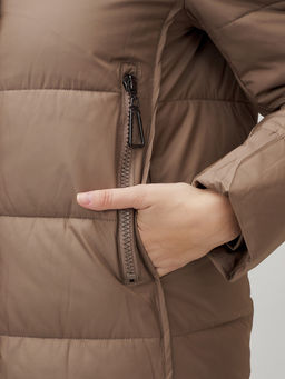 Пальто утепленное стеганное зимнее с капюшоном женское коричневого цвета 9606K