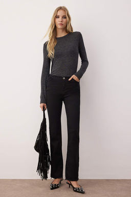 Siyah Beli Puskullu Dusuk Bel Flare Jeans TWOAW26JE00044 - Trendyolmilla фото 2