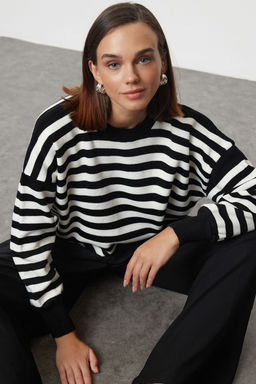 TRENDYOLMILLA Siyah Basic Cizgili Sweatshirt Gorunumlu Triko Kazak TWOAW25KZ00199
