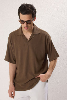 TRENDYOL MAN Haki Oversize/Genis Kesim Burumcuk Dokulu Premium Kalite Polo Yaka T-shirt TMNSS25PO00018