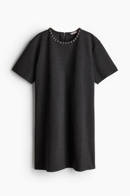 Vestido de punto con detalles decorativos