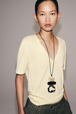 CAMISETA ESCOTE PICO FLUIDA / Amarillo