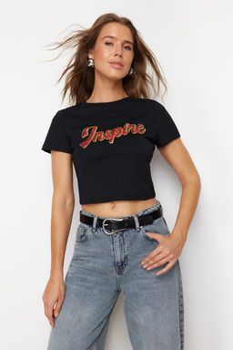 TRENDYOLMILLA Siyah %100 Pamuk Slogan Bask?l? Vucuda Oturan Crop Orme T-Shirt TWOSS24TS00213 фото 3