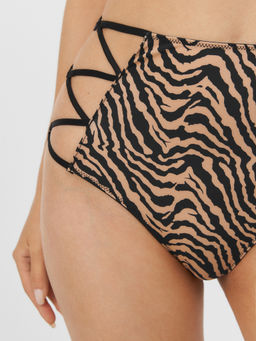 10204120023 Трусы стринги с высокой талией жен. Eilen черный принт - Concept club фото 5