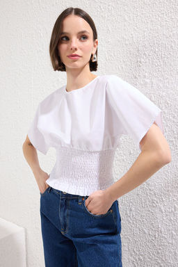 Trendyolmilla Beyaz Gipeli Fitted K?sa Kollu Premium Dokuma Bluz TWOSS25BZ00414