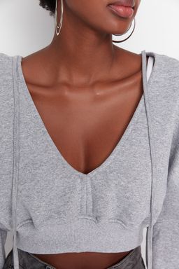 Gri Kal?n Ici Polarl? Kapusonlu V Yaka Rahat Kesim Crop Orme Sweatshirt TWOAW23SW00096
