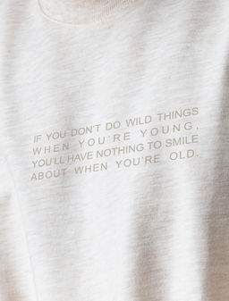 Футболка с открытыми срезами из тонкого футера с принтом - Vilatte фото 4