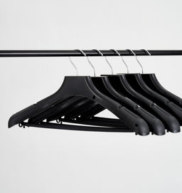Вешалка пластиковая с перекладиной черная размер 52-54 (ФСП 45/5) 5 шт - Магазин вешалок фото 2