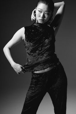 Pantalon acampanado en velour efecto arrugado - H&m фото 2