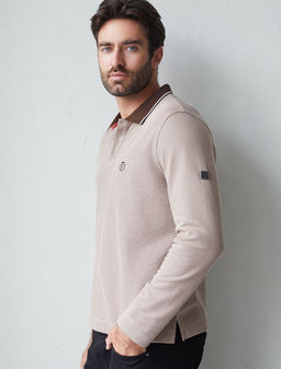 Лонгслив из фактурного трикотажа с плетеным воротником поло с застежкой на пуговицы