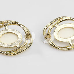 Серьги с жемчугом Абстракция желание, цвет белый в золоте, камень форма и цвет МИКС