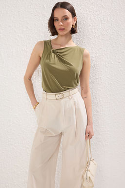 Yesil More Sustainable Modal Icerikli Burgu Detayl? Asimetrik Yaka Regular Orme Bluz TWOSS25BZ00469