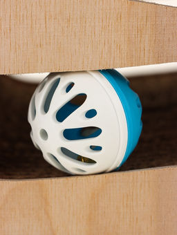 Когтеточка-лежанка картон "Зверьё Моё" ВОСЬМЕРКА средняя с игрушкой 53 х 21 х 16 см