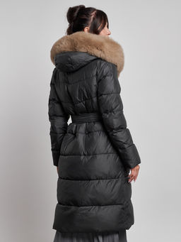 Пальто утепленное с капюшоном и мехом зимнее женское черного цвета 133203Ch - Visdeer фото 24