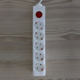 S-GSU5-3 WHITE Cетевой фильтр серии Universal, 3м (Пвс 3*0,75), 5 гнезд, с/з. 10А. Защита от перенапряжения, короткого замыкания. TM Uniel.