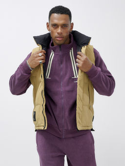 Жилет мужской утепленный спортивный бежевого цвета 15326B