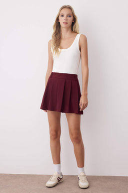 TRENDYOLMILLA Siyah Piliseli Orta Bel Super Mini Dokuma Etek Gorunumlu Sort TWOAW25SR00038