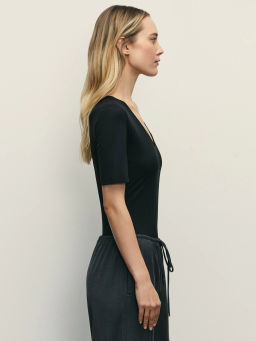 Базовое боди с V-образным вырезом и коротким рукавом / Zarina  фото 8