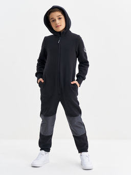 Черный комбинезон с наколенниками для мальчика