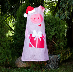 Укрывной колпак Поросенок с подарком (высота 100 см) - Удачный сезон фото 2