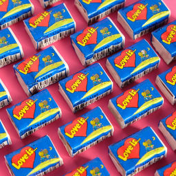 Цена за 100 шт. Жевательная резинка Love is Банан и клубника, 4.2 г