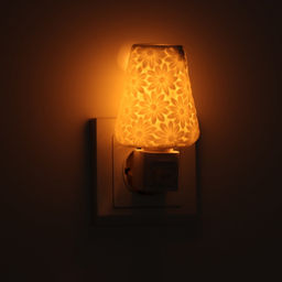 Светильник «Цветы» 1×7 Вт Е11 белый 7×7×12 см