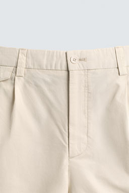 BERMUDA REGULAR FIT PLIEGUES / Blanco roto