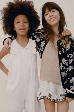 BERMUDA RAYAS BORDADOS / Blanco / Negro