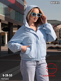 Женская ветровка с капюшоном