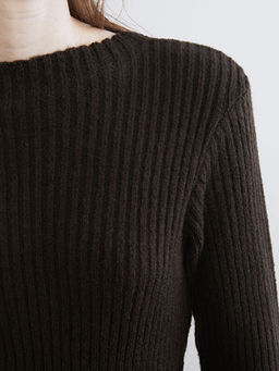 Dik Yaka Kemerli Kad?n Triko Kazak