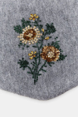 KNITTED BANDANA WITH FLORAL EMBROIDERY AND BEADS