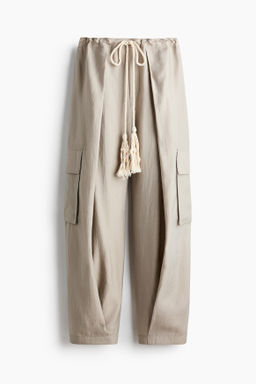 Pantal?n con cord?n de ajuste y detalle cruzado