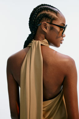 Top asim?trico con escote halter - H&m фото 3