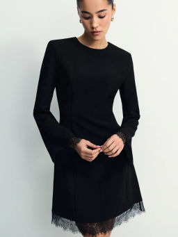 Приталенное платье мини с кружевом / Zarina