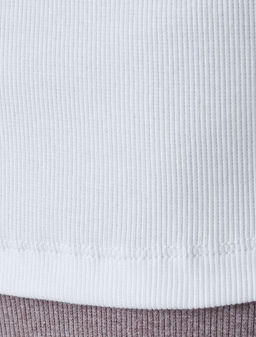 Лонгслив облегающий из фактурного трикотажа в рубчик с круглым вырезом на пуговицах - Vilatte фото 4