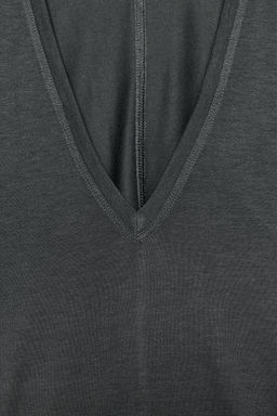 CAMISETA ESCOTE PICO FLUIDA / Plomo oscuro
