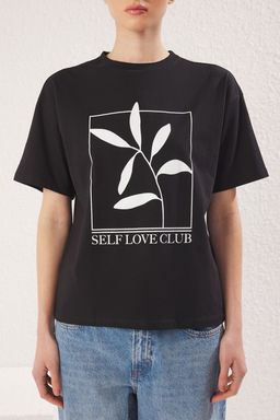 TRENDYOLMILLA Siyah %100 Pamuk Bask?l? Relaxed/Genis Rahat Kesim Bisiklet Yaka Orme T-Shirt TWOSS23TS00267 фото 3