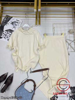 Костюм с юбкой и кофтой с кружевами