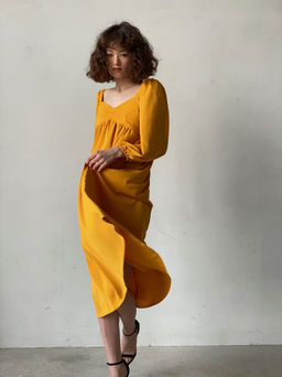 Платье-миди с пышными рукавами в цвете манго - Martichelli фото 40