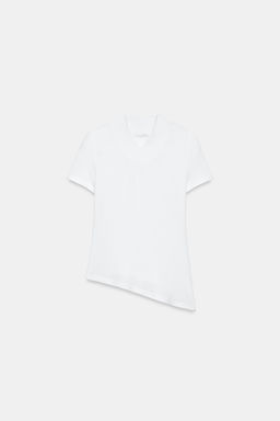 CAMISETA CUELLO PICO BAJO ASIM?TRICO / Blanco