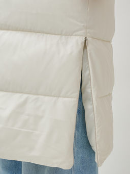 Пальто утепленное стеганное зимнее с капюшоном женское бежевого цвета 9610B - Mtforce фото 11