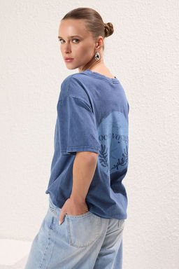 TRENDYOLMILLA Indigo Y?kamal? ve S?rt Bask?l? Oversize/Genis Kal?p Orme T-Shirt TWOSS25TS00058 фото 2