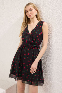 TRENDYOLMILLA Siyah Etegi Volanl? Nak?sl? Kruvaze Yaka Sifon Astarl? Mini Dokuma Elbise TWOSS24EL00633