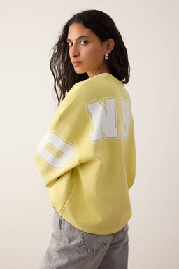 Ac?k Sar? Oversize/Genis Kesim Slogan S?rt Bask?l? Bisiklet Yaka Orme Sweatshirt TWOAW26SW00236