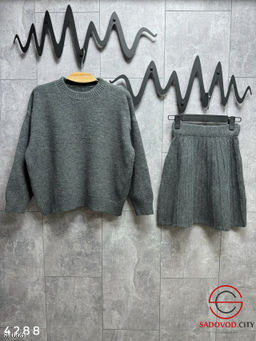 Костюм двойка состоит из свитера с круглым горлом и юбки-плиссе мини на резинке. - Bruno фото 2