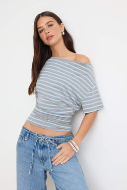 Gri Cizgili Fitted/Vucuda Oturan Kay?k Yaka Buzgulu Crop/K?sa Yumusak Orme T-shirt TWOSS26TS00286