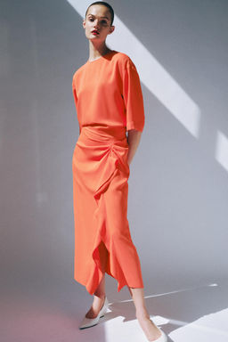 VESTIDO MIDI DRAPEADO ZW COLLECTION / Coral rojo