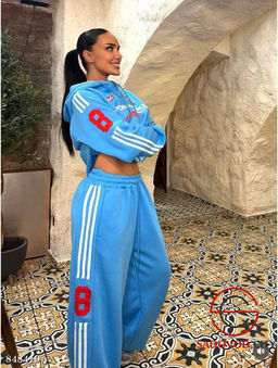 Спортивный женский костюм