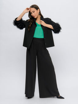 Топ зеленого цвета с V-образным вырезом