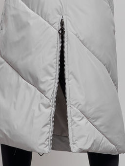 Пальто утепленное молодежное зимнее женское светло-серого цвета 52356SS - Holdluck фото 12